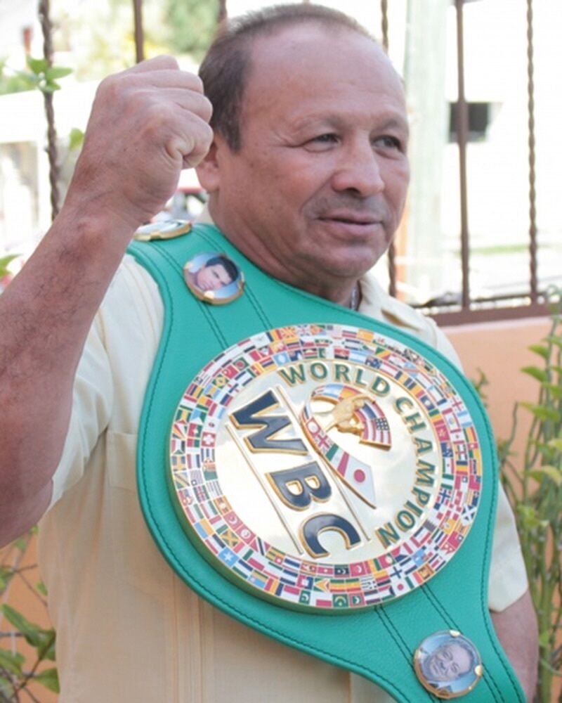 Помер легендарний чемпіон світу з боксу, який 14 разів захищав свій титул