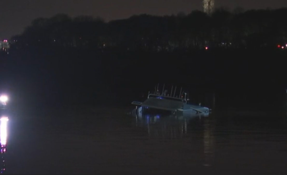 Біля Антверпена вантажне судно врізалось у причал, стався розлив дизелю: чи постраждав екіпаж