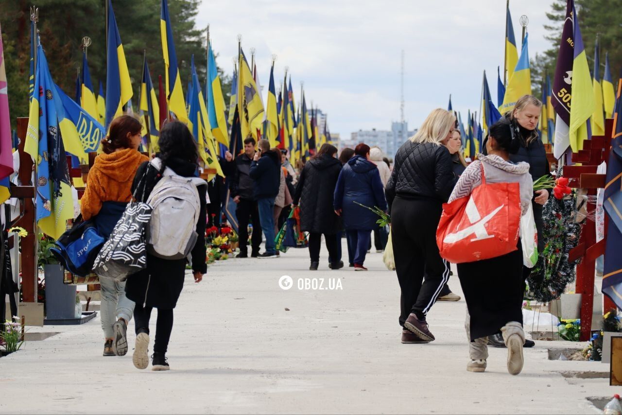 Проводи в Києві: тисячі людей прийшли на могили рідних. Фоторепортаж