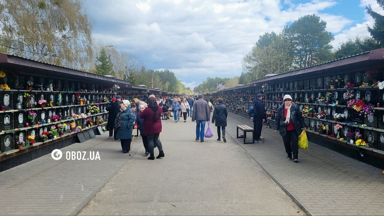 Проводи в Києві: тисячі людей прийшли на могили рідних. Фоторепортаж