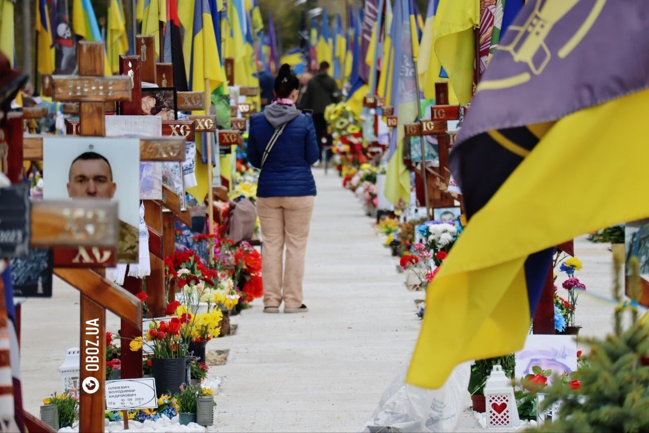Проводи в Києві: тисячі людей прийшли на могили рідних. Фоторепортаж
