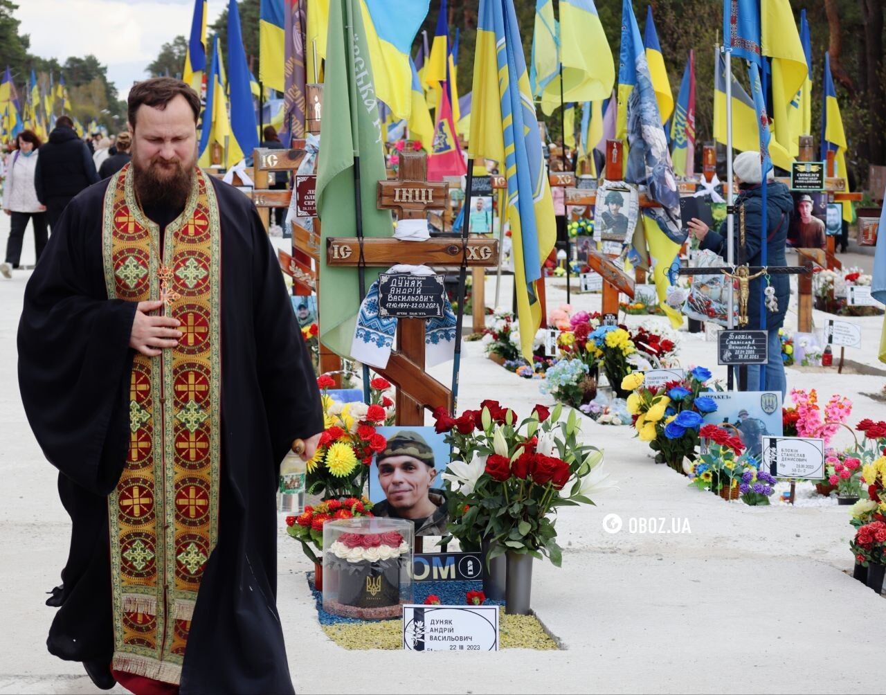 Проводи в Києві: тисячі людей прийшли на могили рідних. Фоторепортаж
