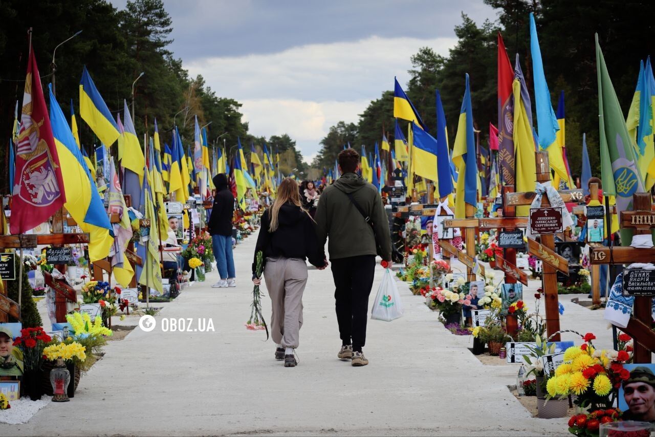 Проводи в Києві: тисячі людей прийшли на могили рідних. Фоторепортаж