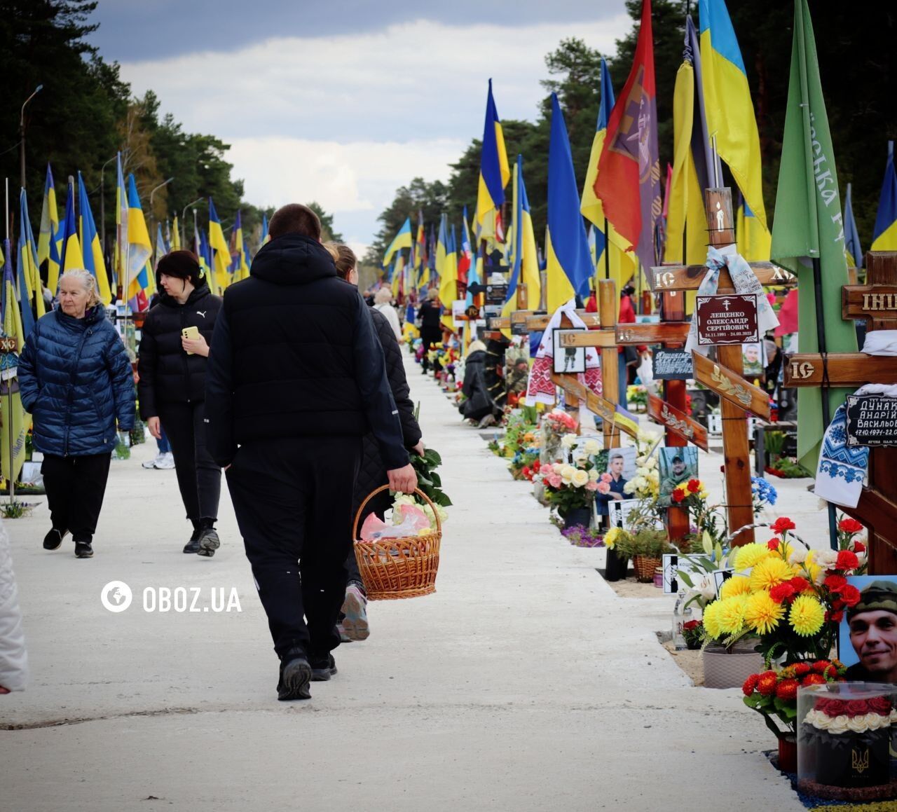 Проводи в Києві: тисячі людей прийшли на могили рідних. Фоторепортаж