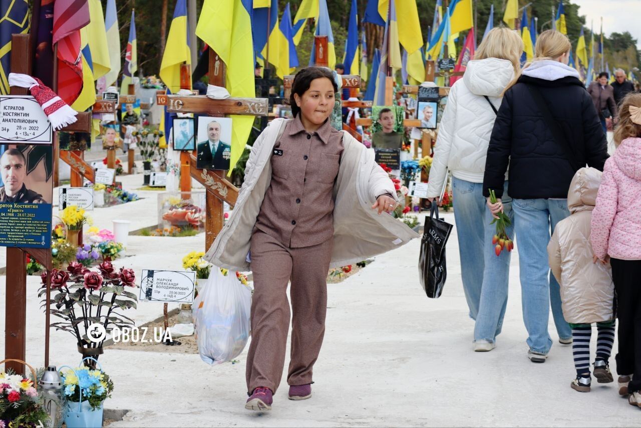 Проводи в Києві: тисячі людей прийшли на могили рідних. Фоторепортаж