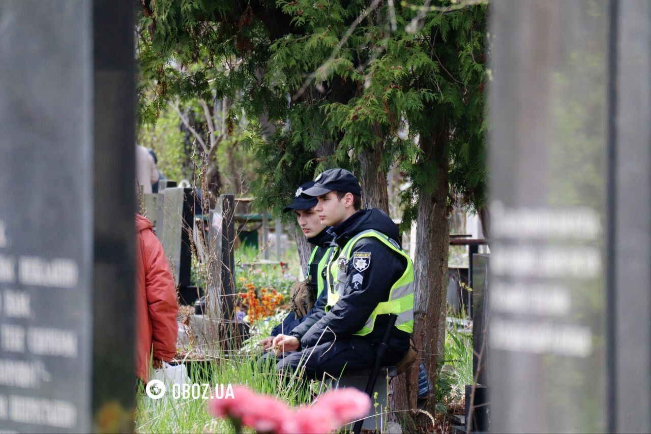 Проводи в Києві: тисячі людей прийшли на могили рідних. Фоторепортаж