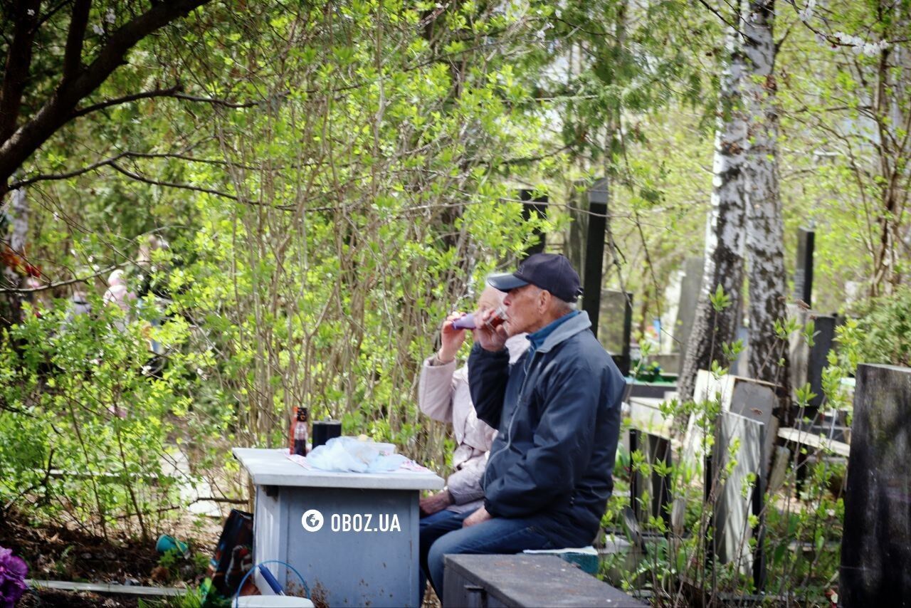 Проводи в Києві: тисячі людей прийшли на могили рідних. Фоторепортаж