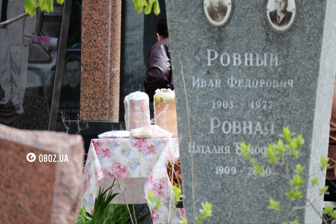 Проводи в Києві: тисячі людей прийшли на могили рідних. Фоторепортаж