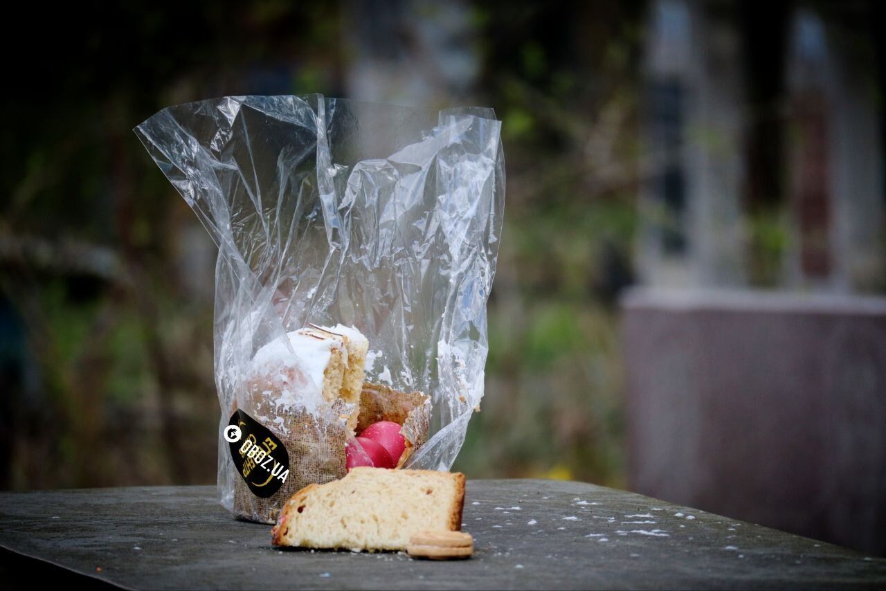 Проводи в Києві: тисячі людей прийшли на могили рідних. Фоторепортаж