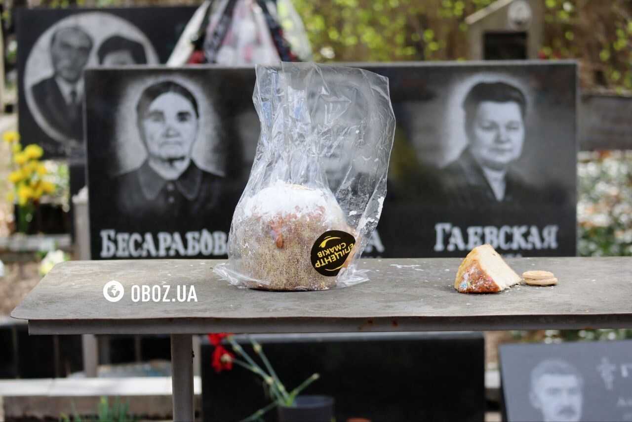 Проводи в Києві: тисячі людей прийшли на могили рідних. Фоторепортаж