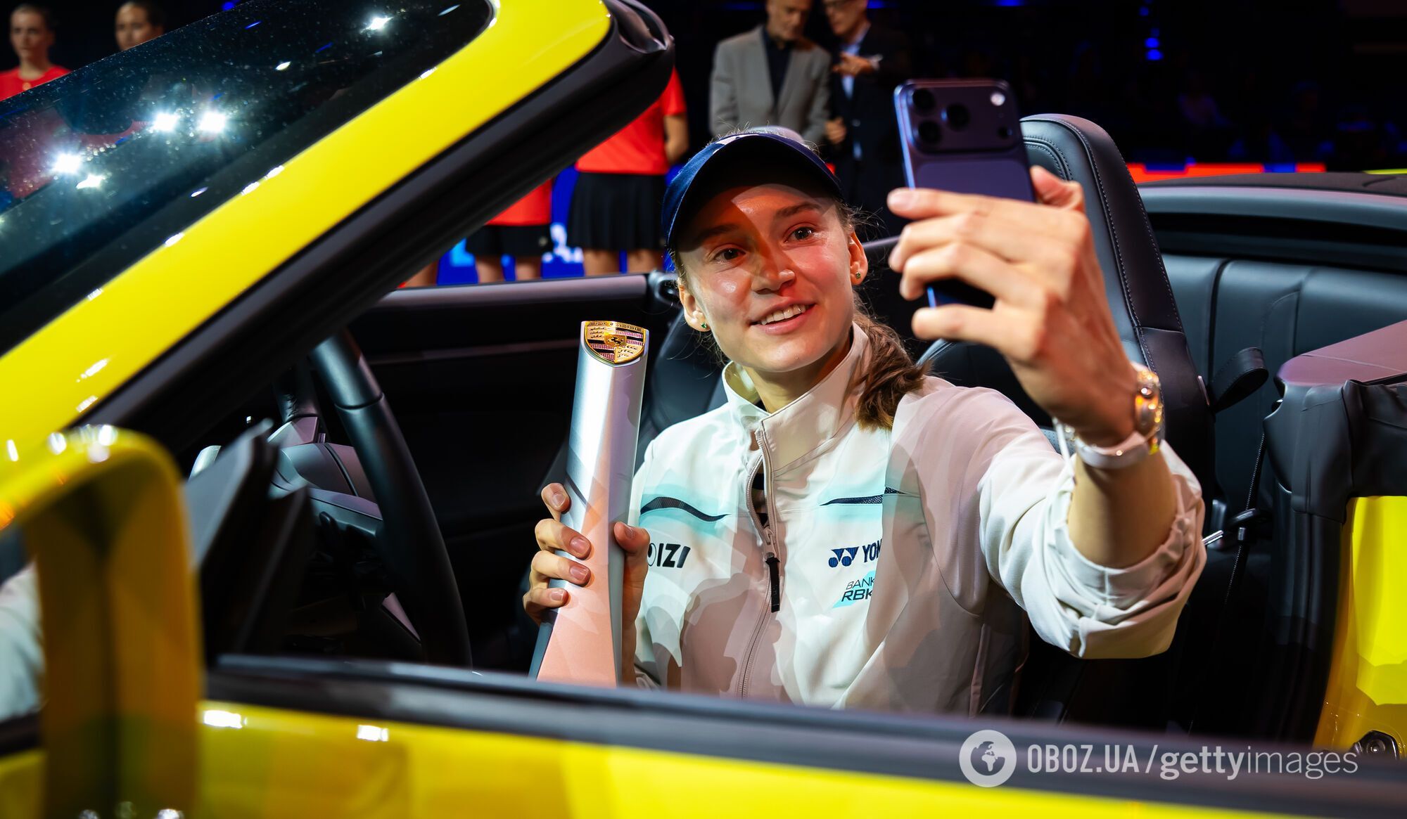 Вторая ракетка мира после финального матча села в авто и выехала на корт. Видео