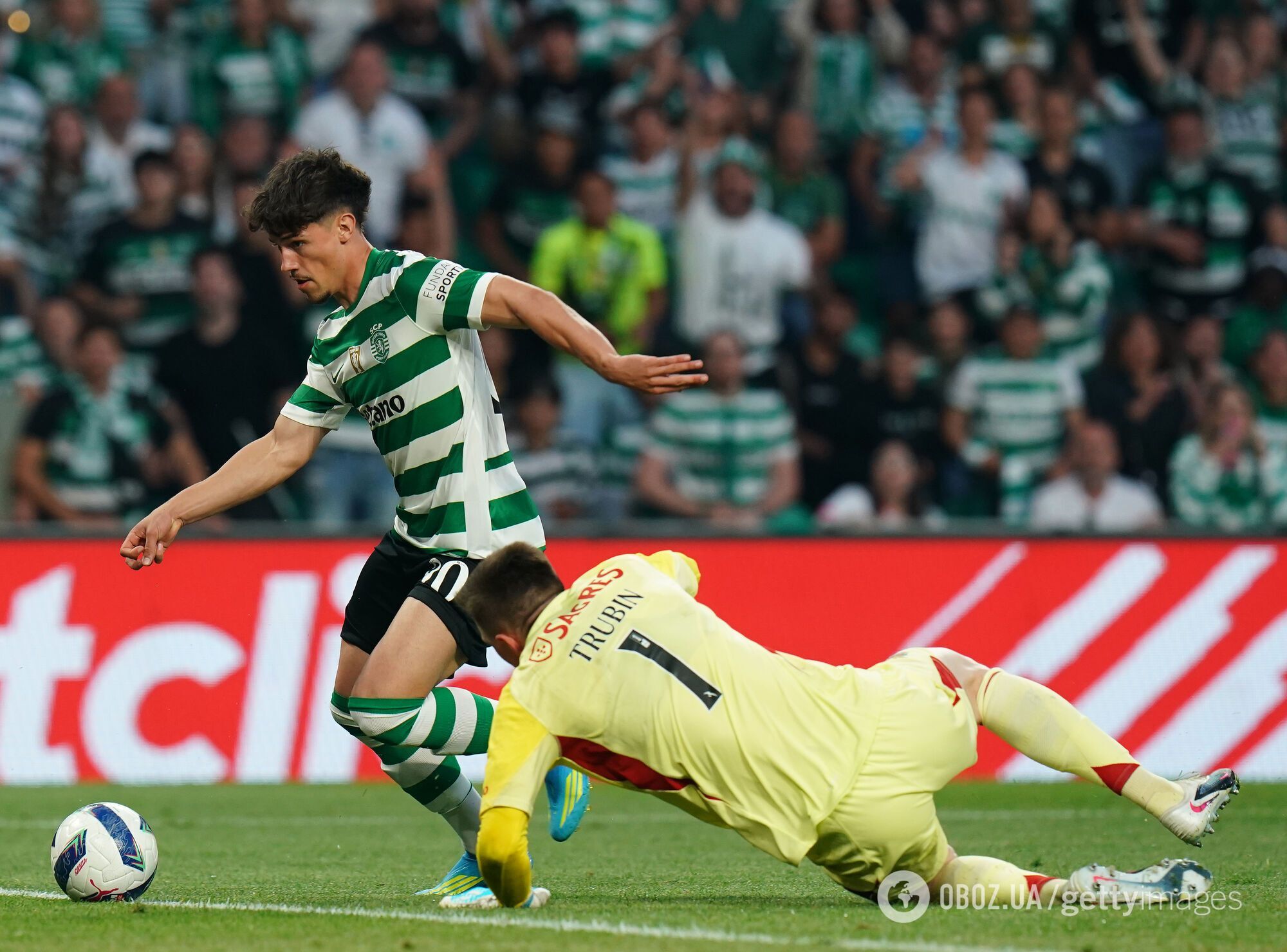 Футболист сборной Украины отбил пенальти и принес победу "Бенфике" в матче тура в Португалии. Видео