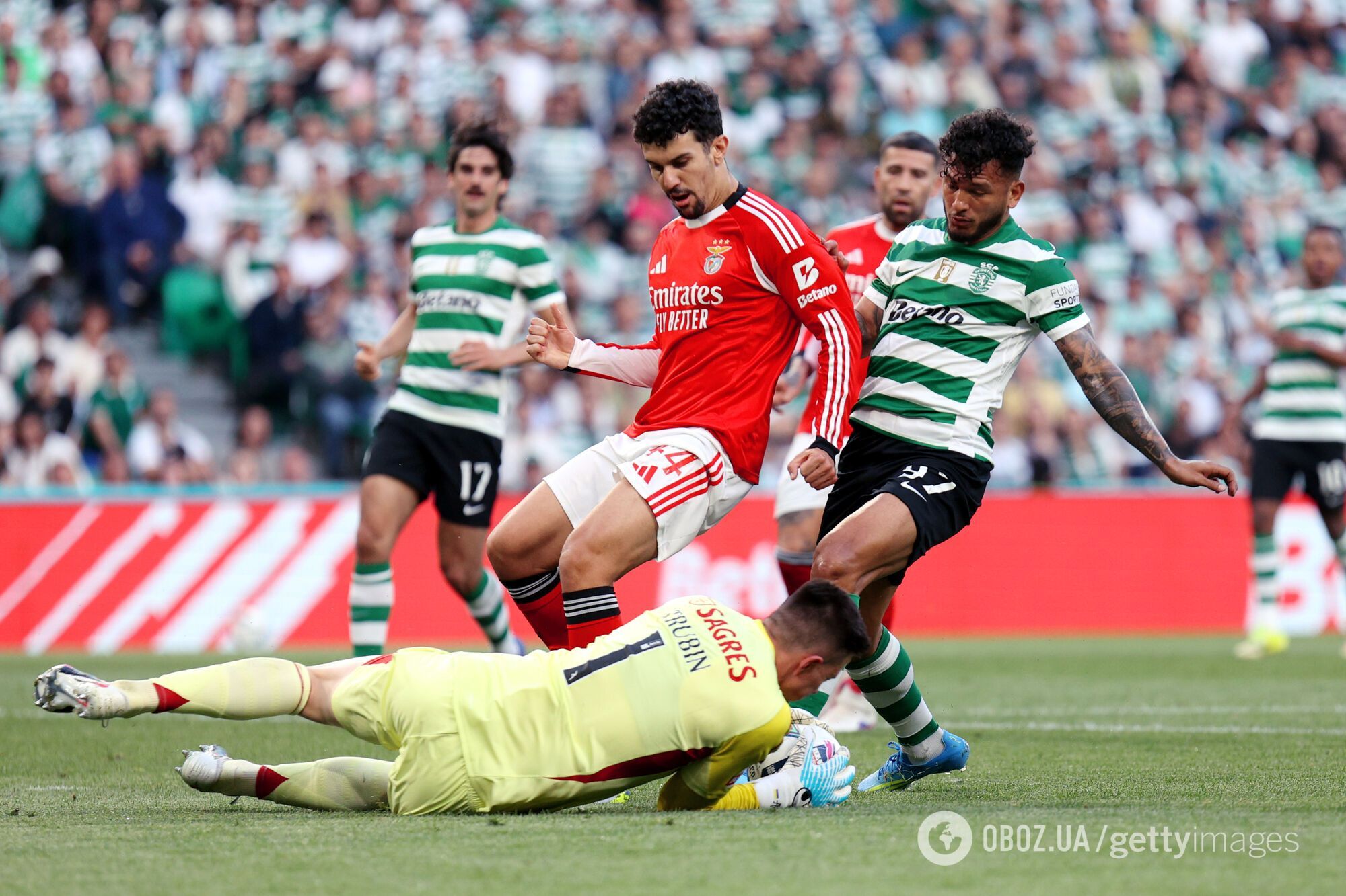 Футболист сборной Украины отбил пенальти и принес победу "Бенфике" в матче тура в Португалии. Видео