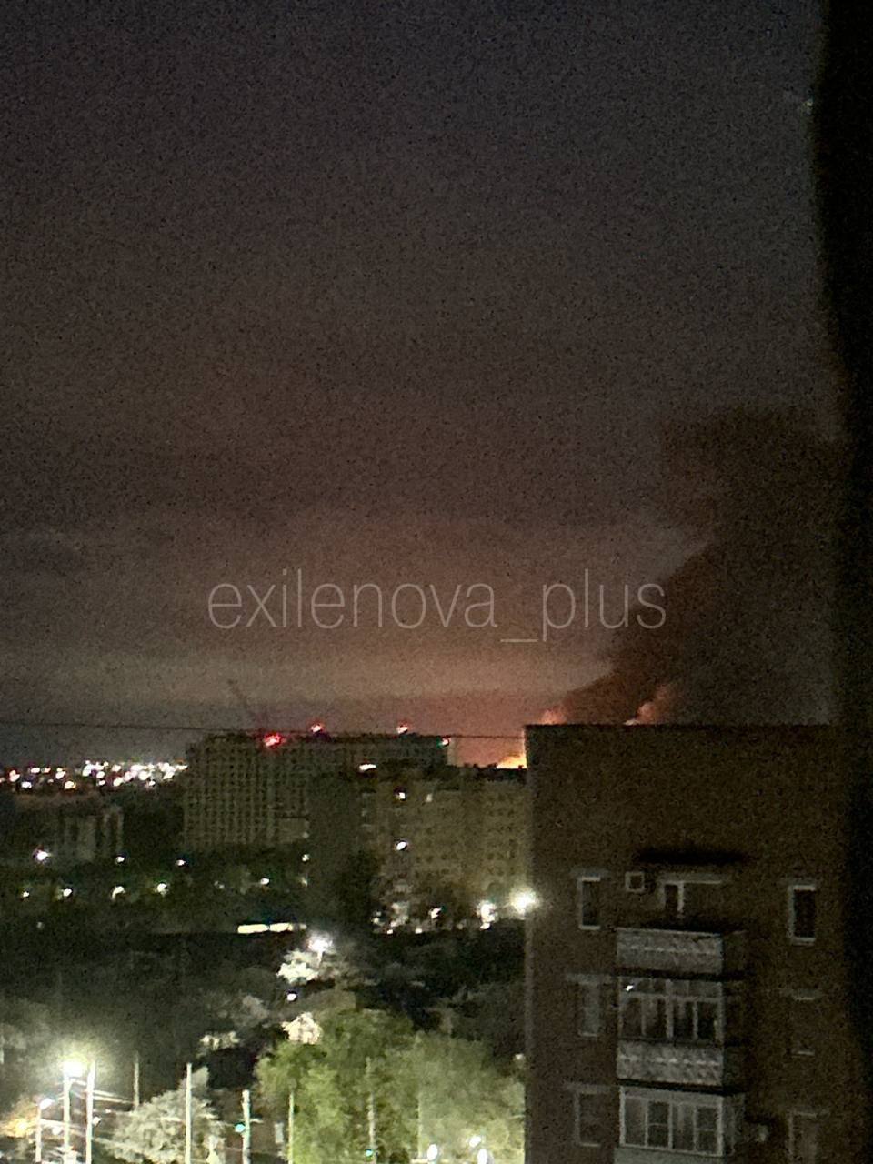 В Таганроге после ракетного удара горит автозавод, где делали дроны: черный дым столбом. Фото и видео
