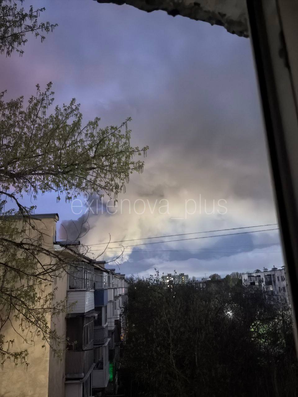 В Таганроге после ракетного удара горит автозавод, где делали дроны: черный дым столбом. Фото и видео