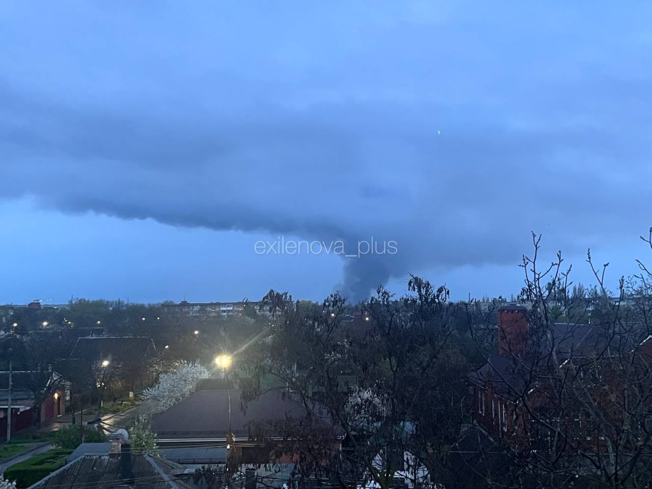 В Таганроге после ракетного удара горит автозавод, где делали дроны: черный дым столбом. Фото и видео