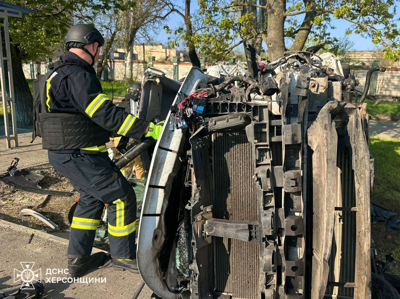 В Херсоне вражеский дрон попал в гражданский автомобиль: есть погибший