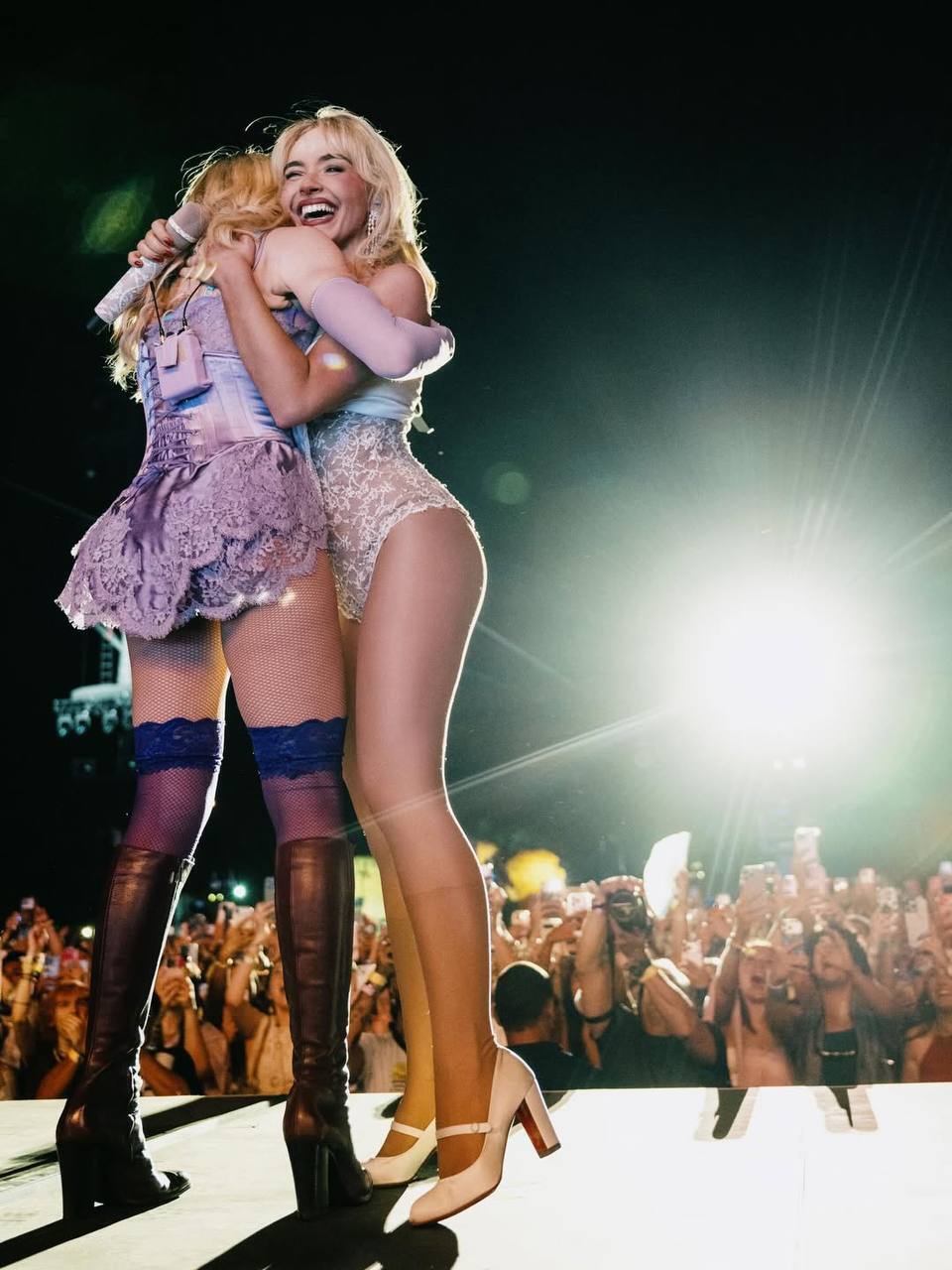 "Она высасывает энергию из молодых мальчиков": украинцы в восторге от формы 67-летней Мадонны на Coachella. Видео