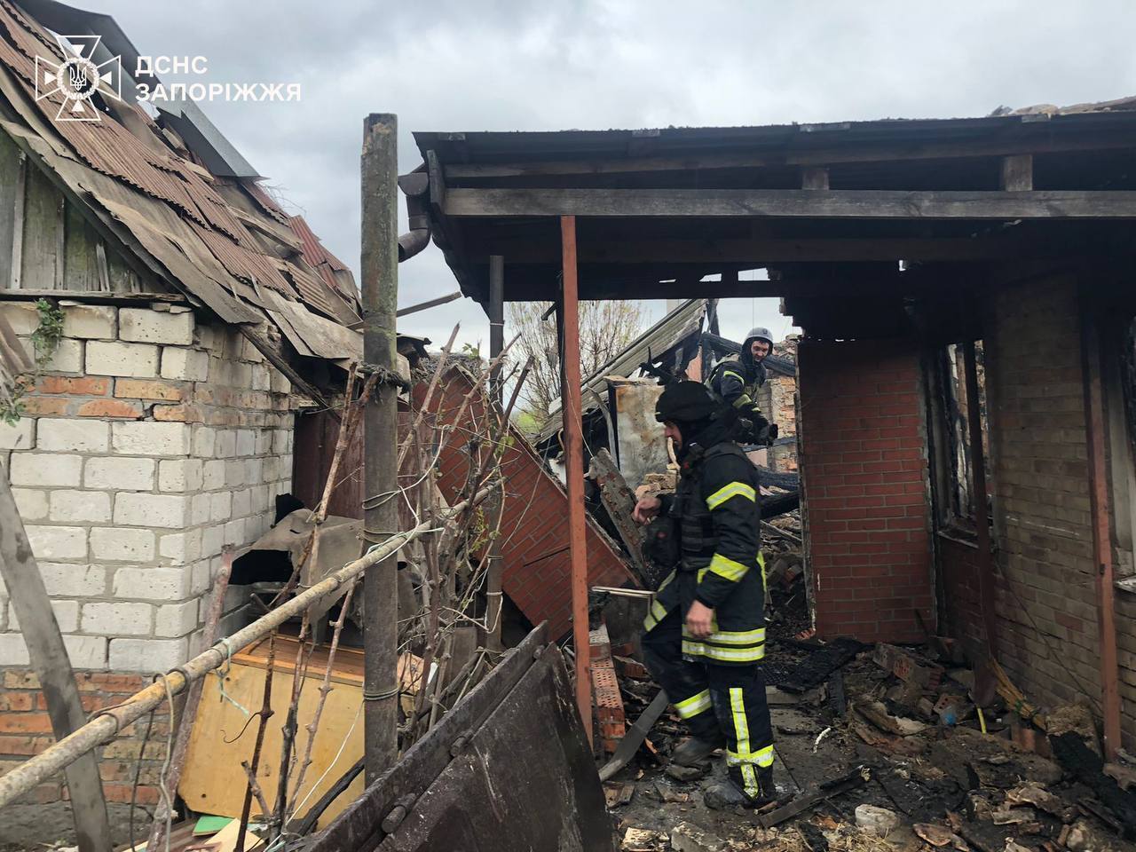 Ворог атакував житлові будинки на Запоріжжі: загинула жінка, є постраждалі. Фото