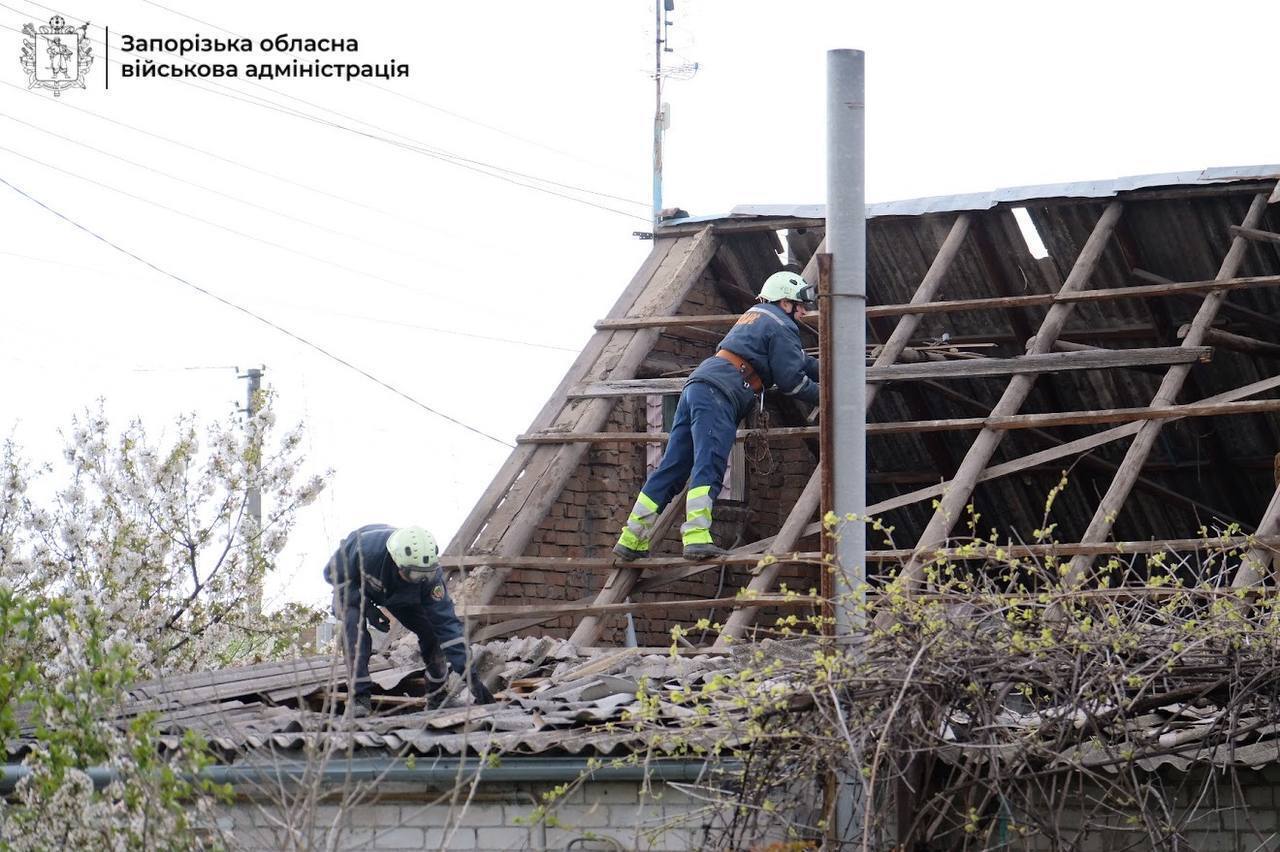 Враг атаковал жилые дома в Запорожье: погибла женщина, есть пострадавшие. Фото