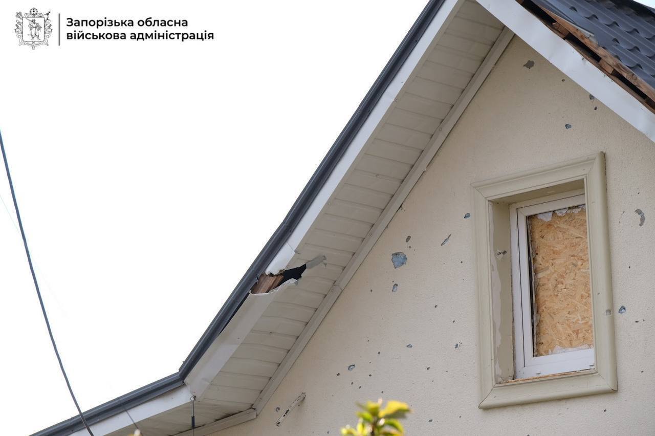 Враг атаковал жилые дома в Запорожье: погибла женщина, есть пострадавшие. Фото