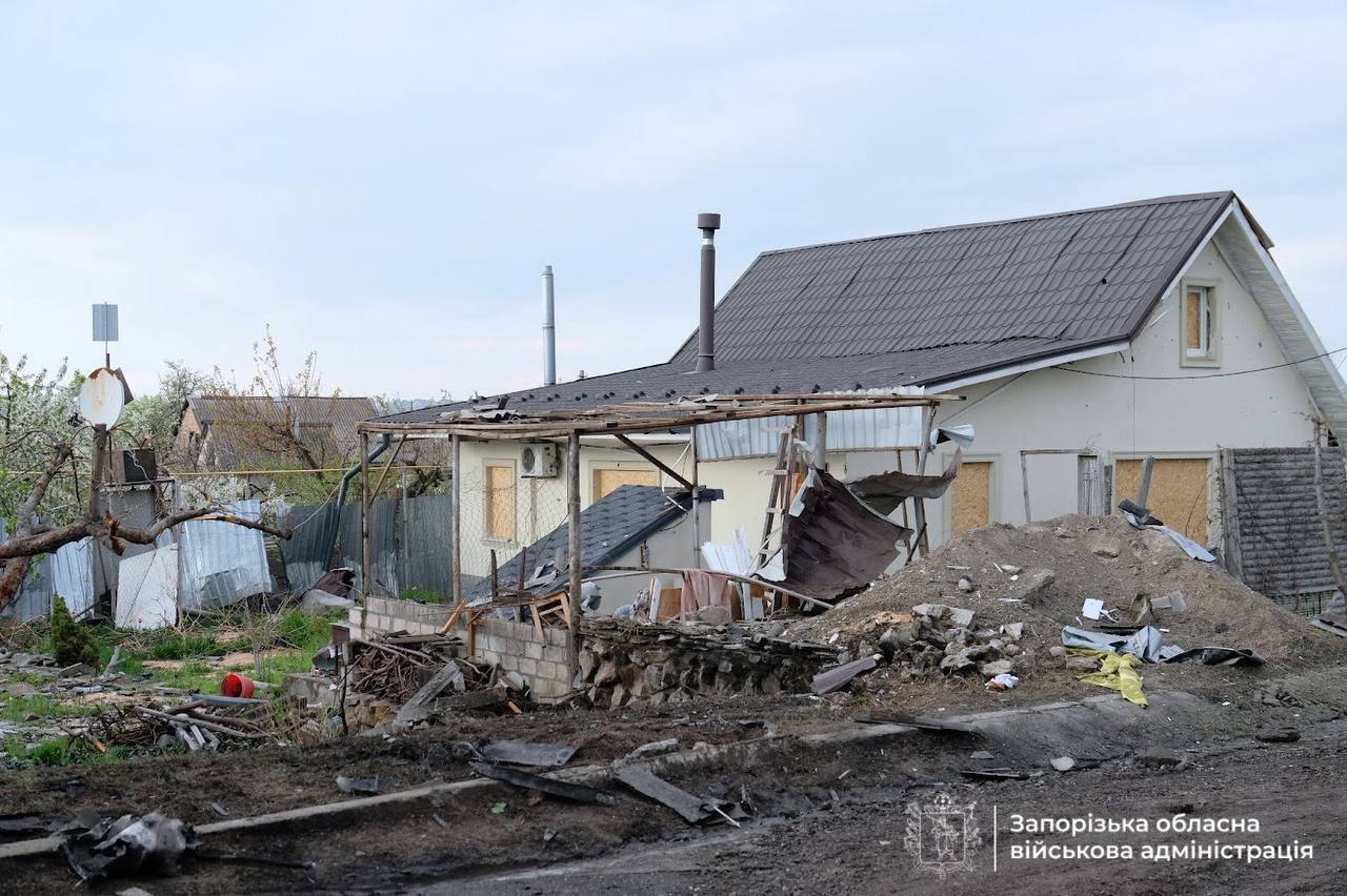 Враг атаковал жилые дома в Запорожье: погибла женщина, есть пострадавшие. Фото