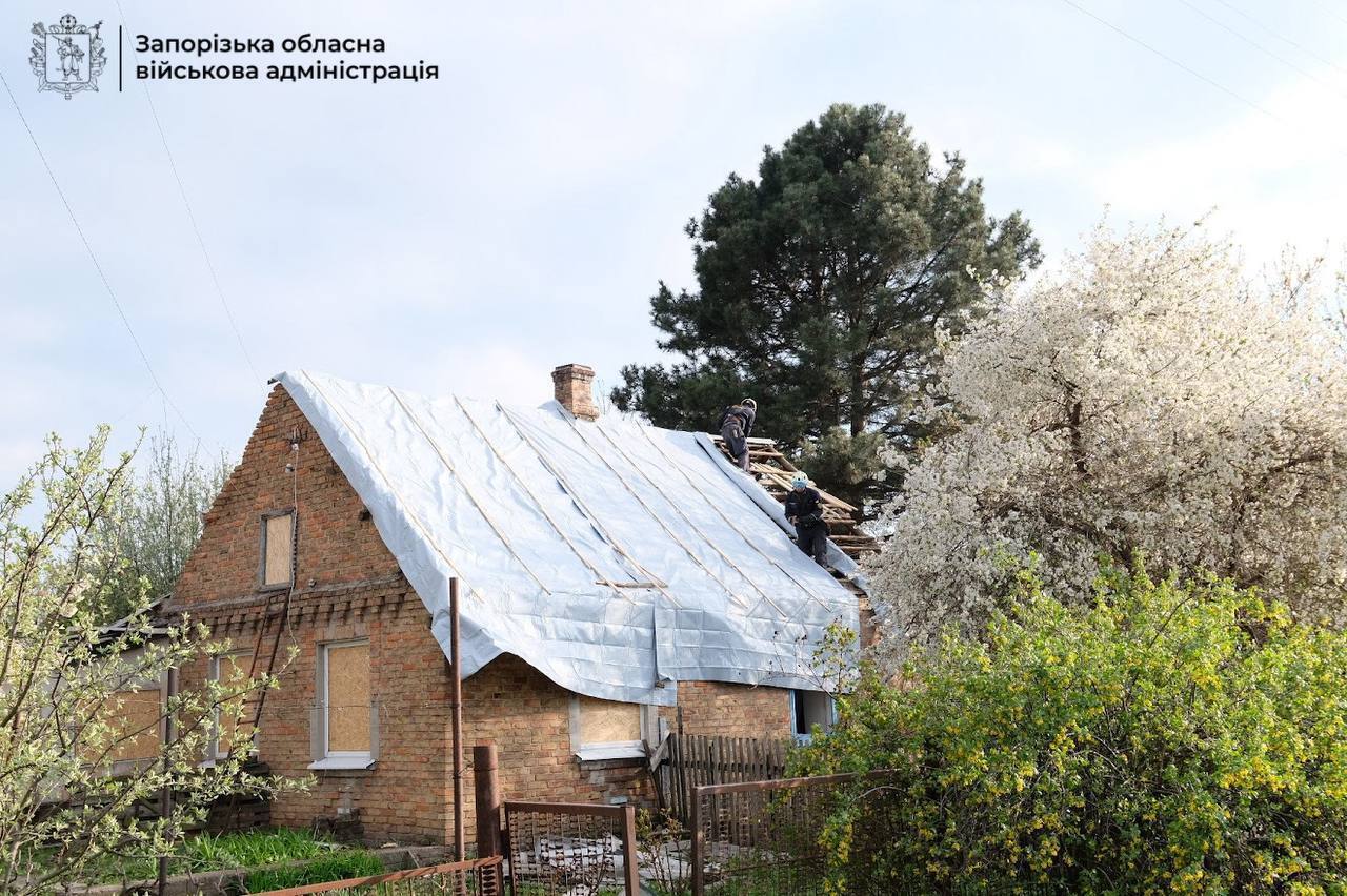 Враг атаковал жилые дома в Запорожье: погибла женщина, есть пострадавшие. Фото