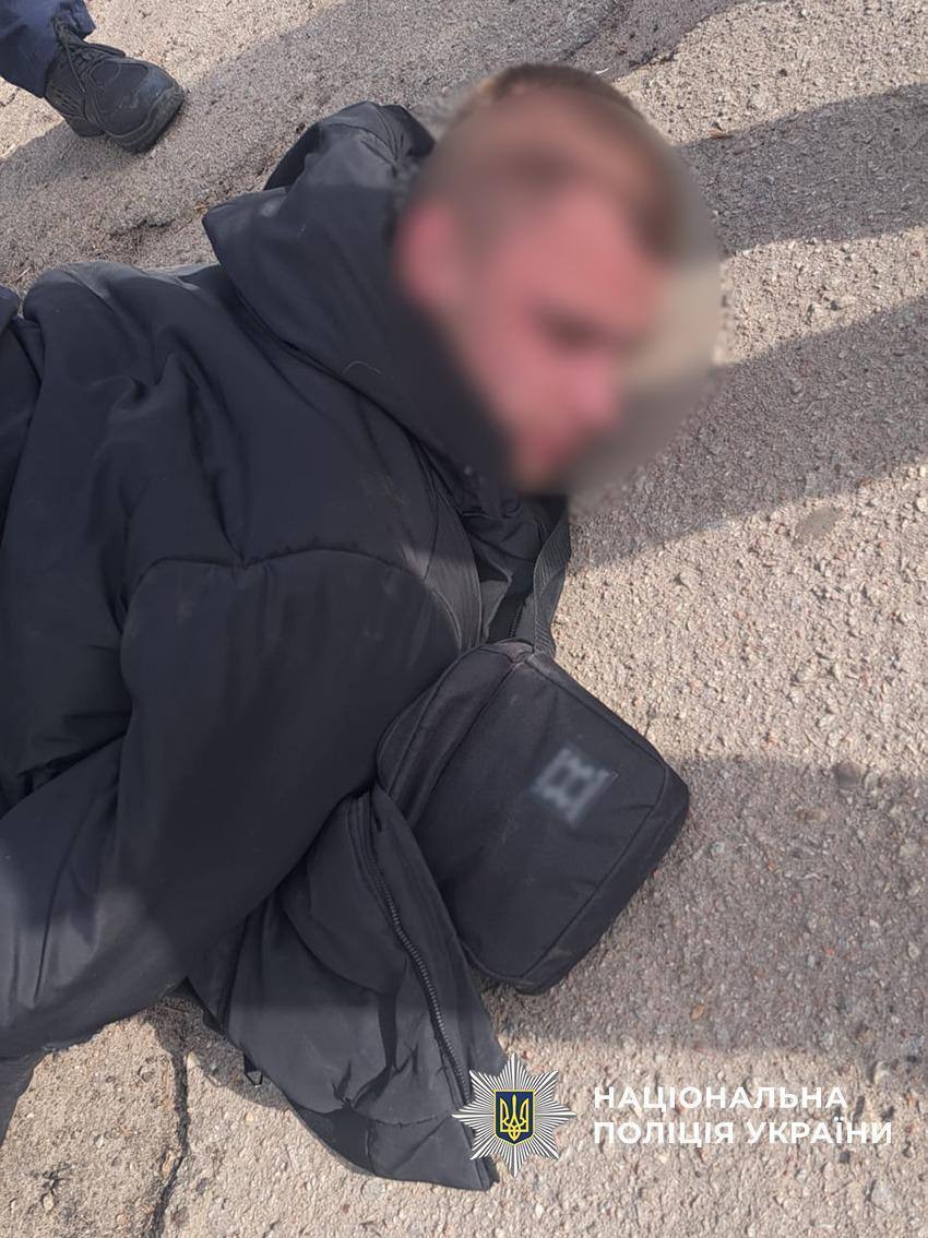 У Чернігові чоловік відкрив стрільбу зі стартового пістолета, його затримали: подробиці