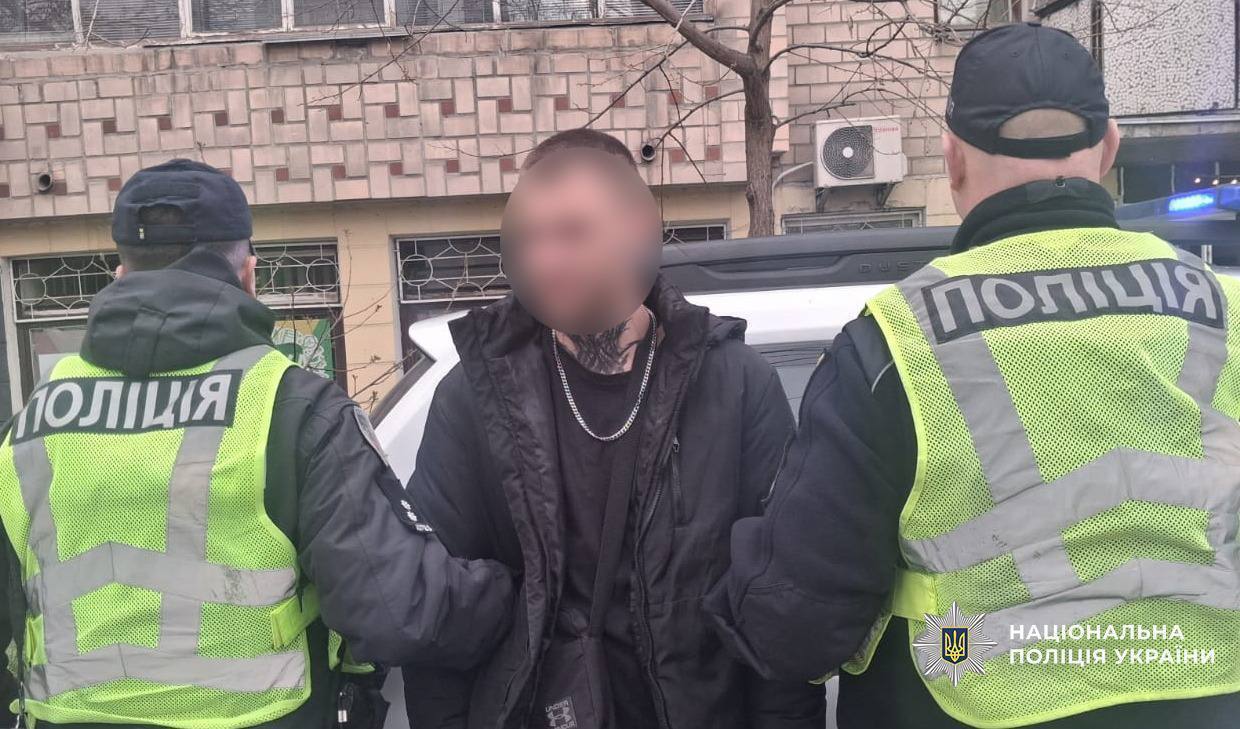 У Чернігові чоловік відкрив стрільбу зі стартового пістолета, його затримали: подробиці