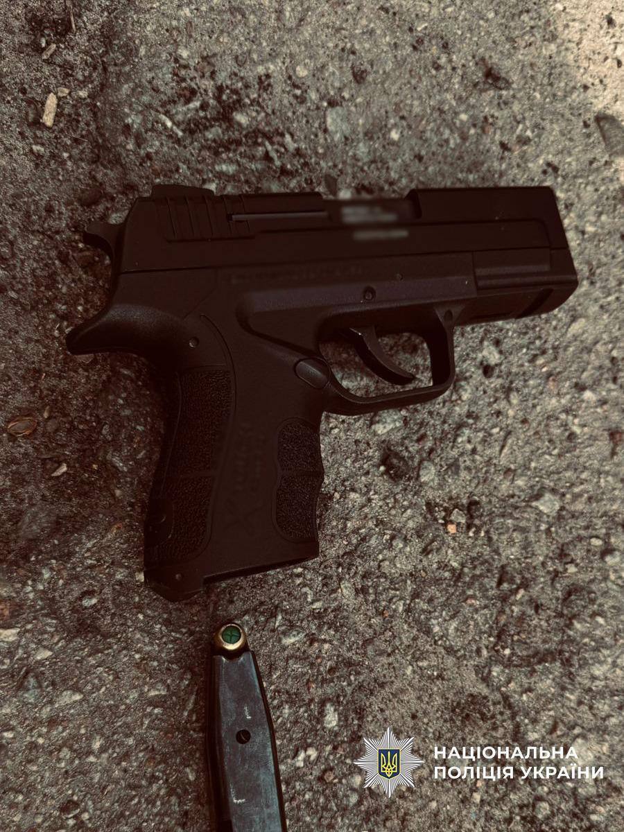 У Чернігові чоловік відкрив стрільбу зі стартового пістолета, його затримали: подробиці