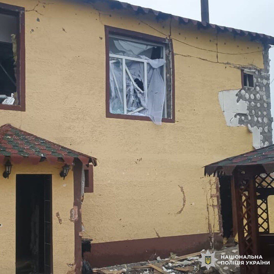 Окупанти вдарили із РСЗВ по Ізюму на Харківщині: є постраждалі, пошкоджені лазня і автівка. Фото