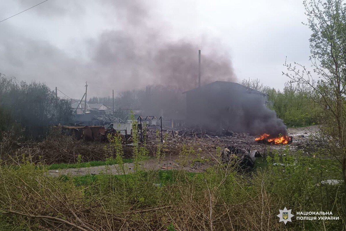 Окупанти вдарили із РСЗВ по Ізюму на Харківщині: є постраждалі, пошкоджені лазня і автівка. Фото