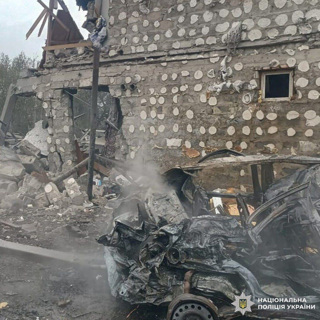 Окупанти вдарили із РСЗВ по Ізюму на Харківщині: є постраждалі, пошкоджені лазня і автівка. Фото