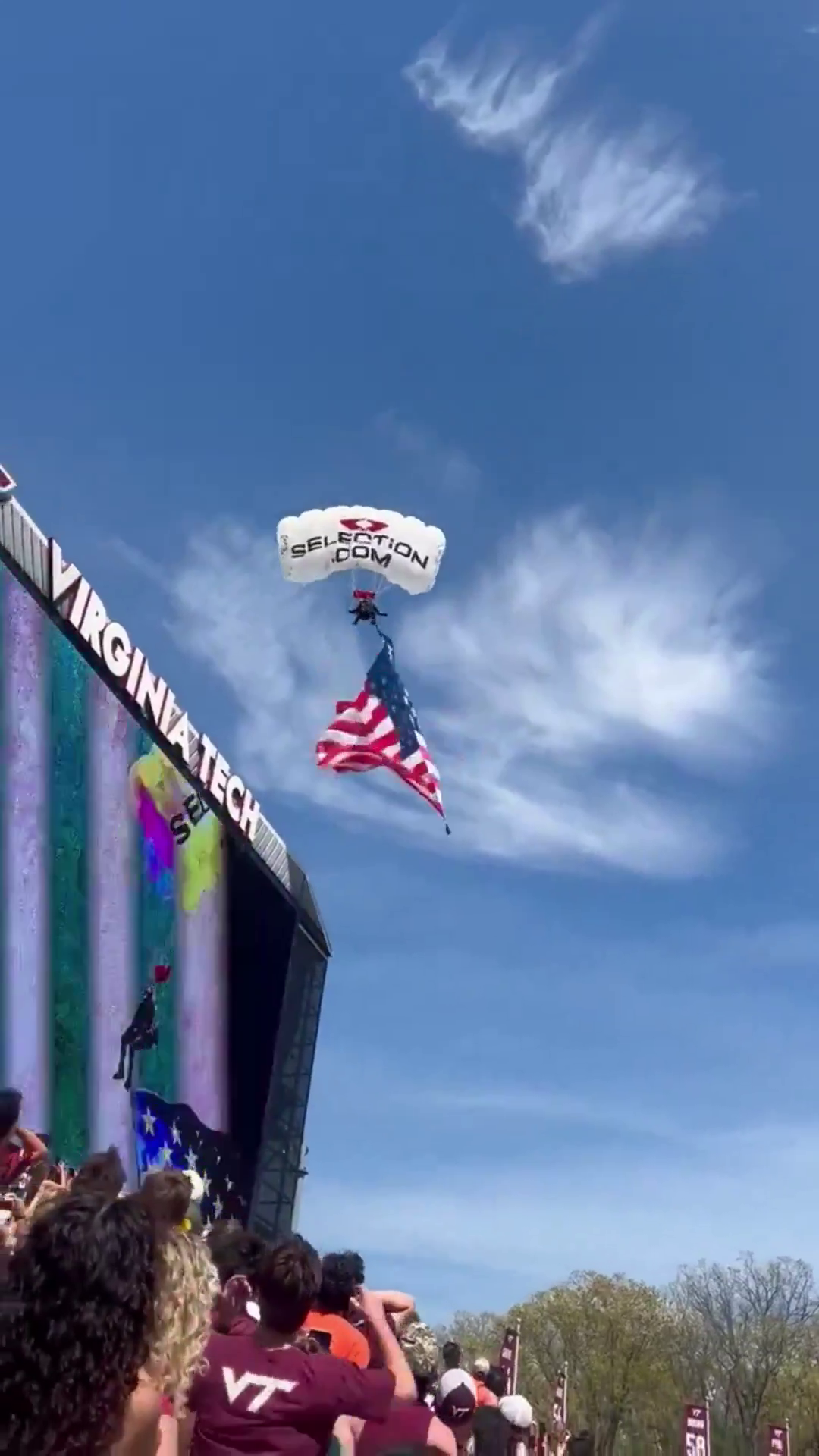 Парашутист у США на повній швидкості влетів у табло стадіону. Відео