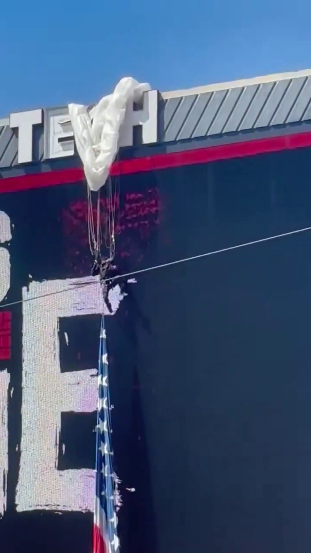 Парашутист у США на повній швидкості влетів у табло стадіону. Відео