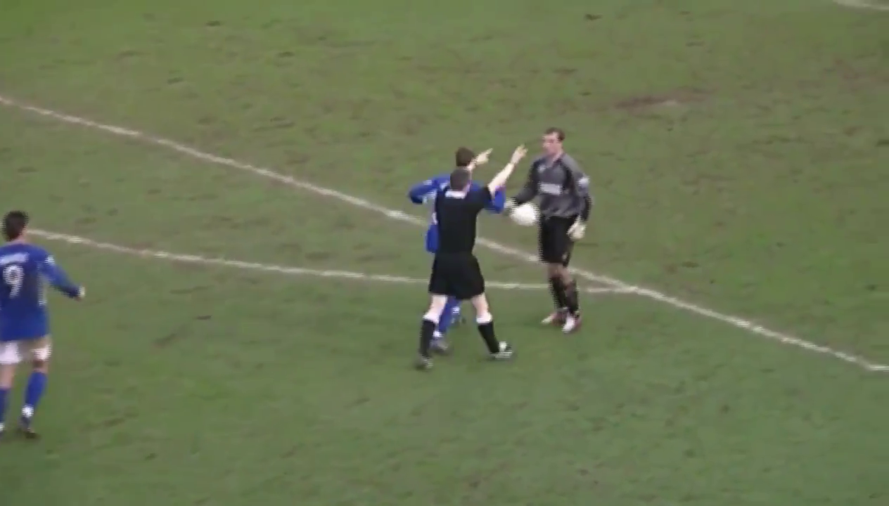 Видео с "худшим голом в истории футбола" стало вирусным в сети, набрав миллионы просмотров