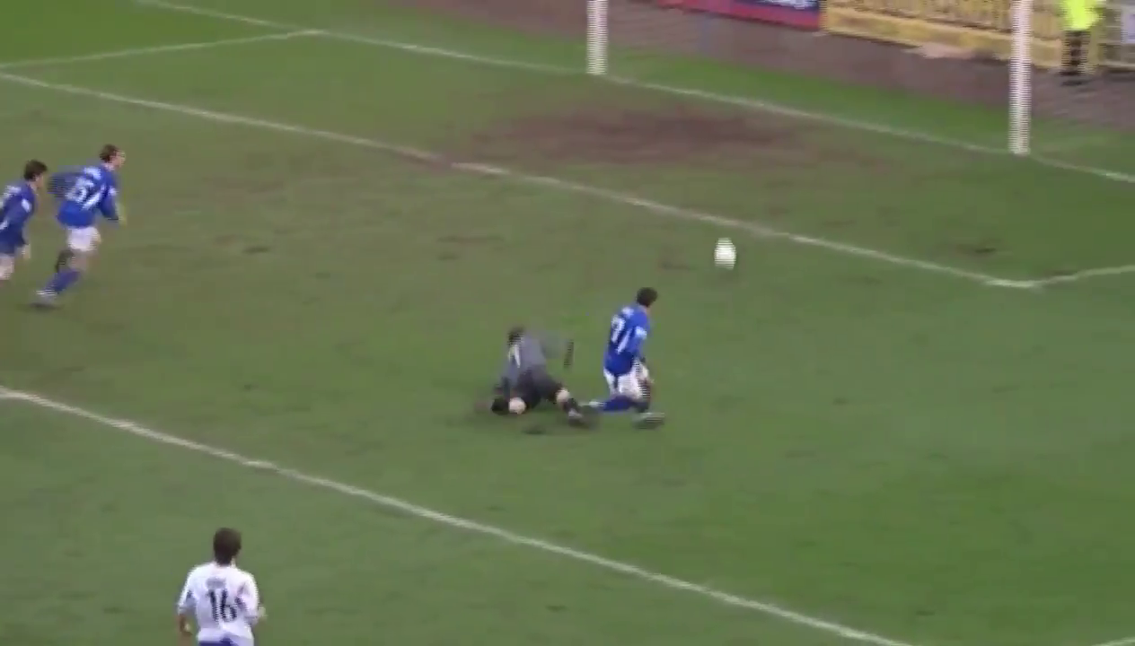 Видео с "худшим голом в истории футбола" стало вирусным в сети, набрав миллионы просмотров
