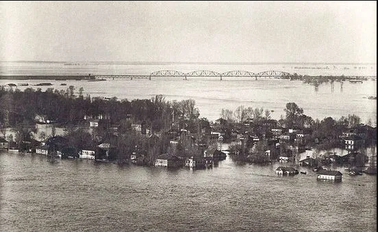 Люди ловили рибу прямо у себе вдома: у мережі показали, як затопило Поділ у Києві в 1931 році. Фото