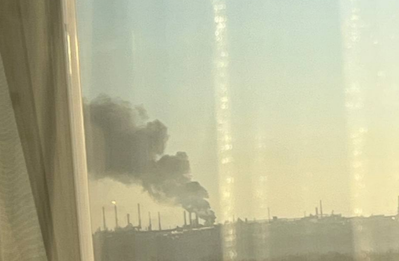 У російській Уфі атаковано НПЗ, сталась пожежа: чорний дим видно здалеку. Фото і відео