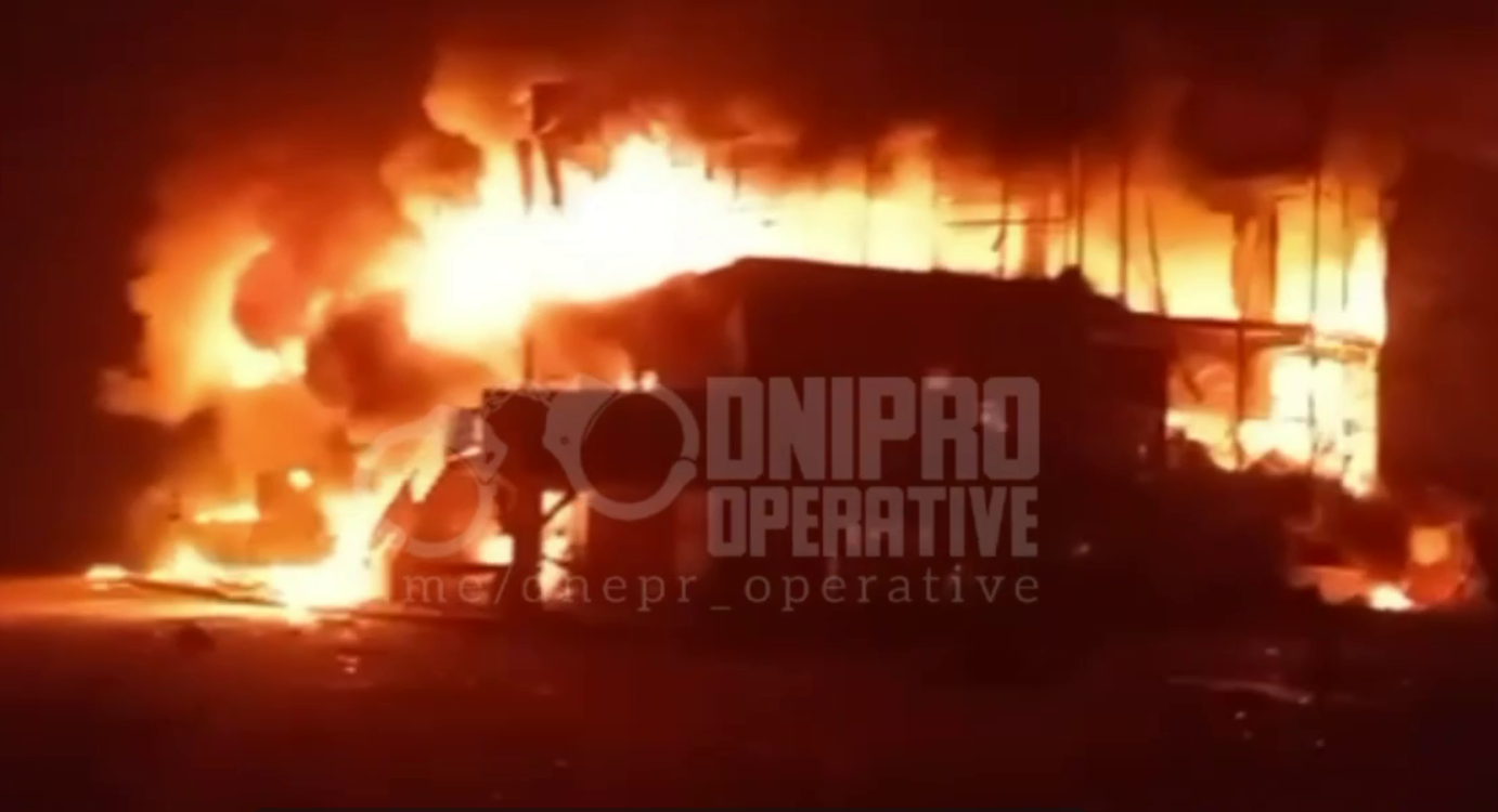 На Днепропетровщине в результате атаки РФ горели админздание и торговый комплекс: есть жертва, среди раненых – ребенок. Фото и видео