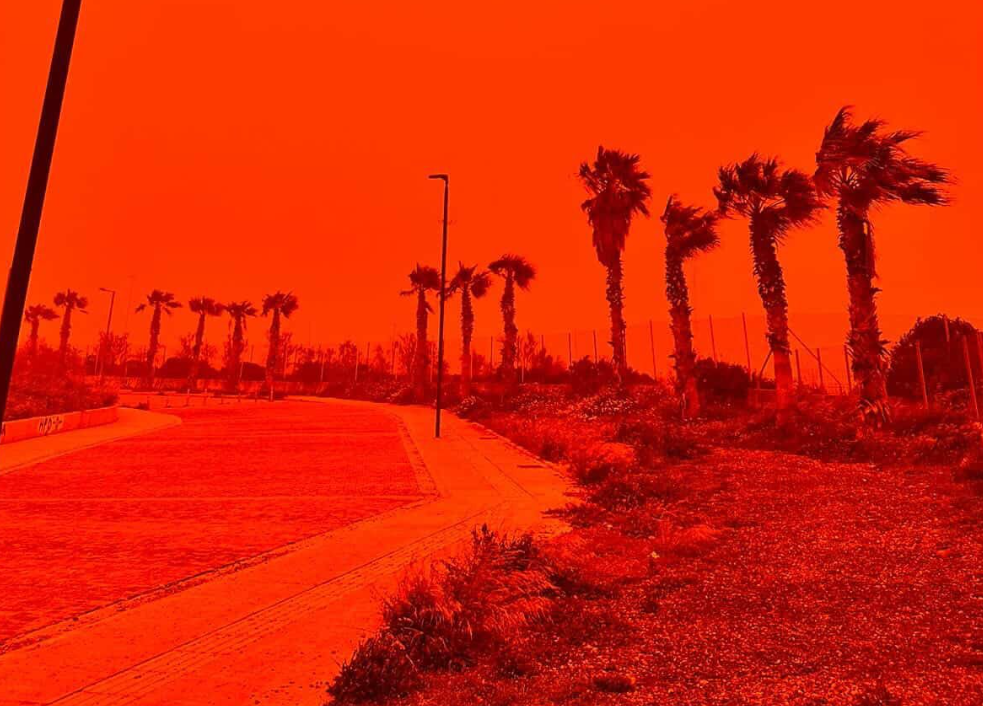 "Апокаліптичні кадри": Крит накрила потужна пилова буря. Фото і відео