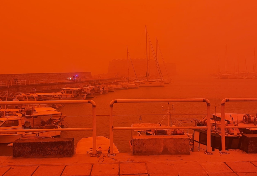 "Апокаліптичні кадри": Крит накрила потужна пилова буря. Фото і відео