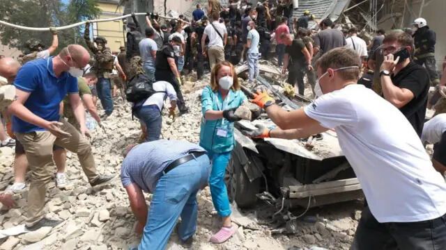 Врачи разбирают завалы уничтоженного корпуса