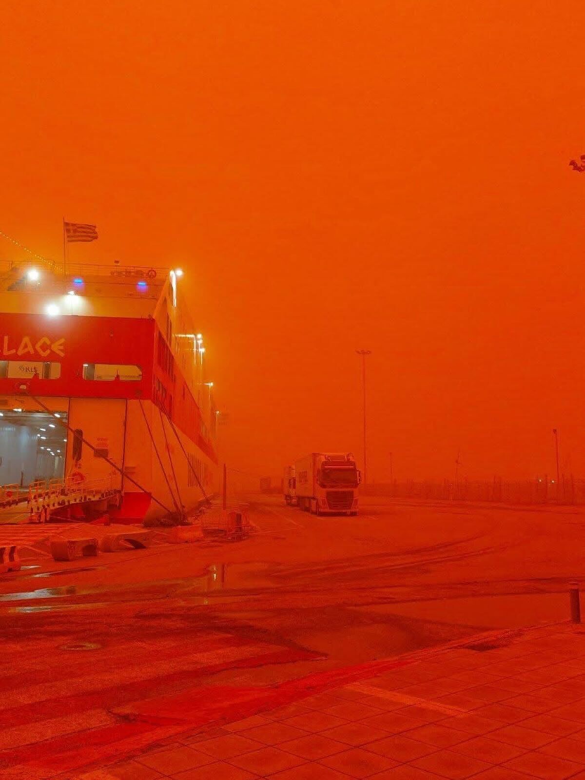 "Апокаліптичні кадри": Крит накрила потужна пилова буря. Фото і відео