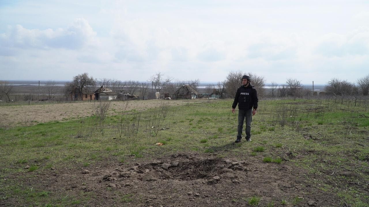 "Спрятаться было некуда, это секунды": украинская съемочная группа попала под минометный обстрел в Днепропетровской области. Фото