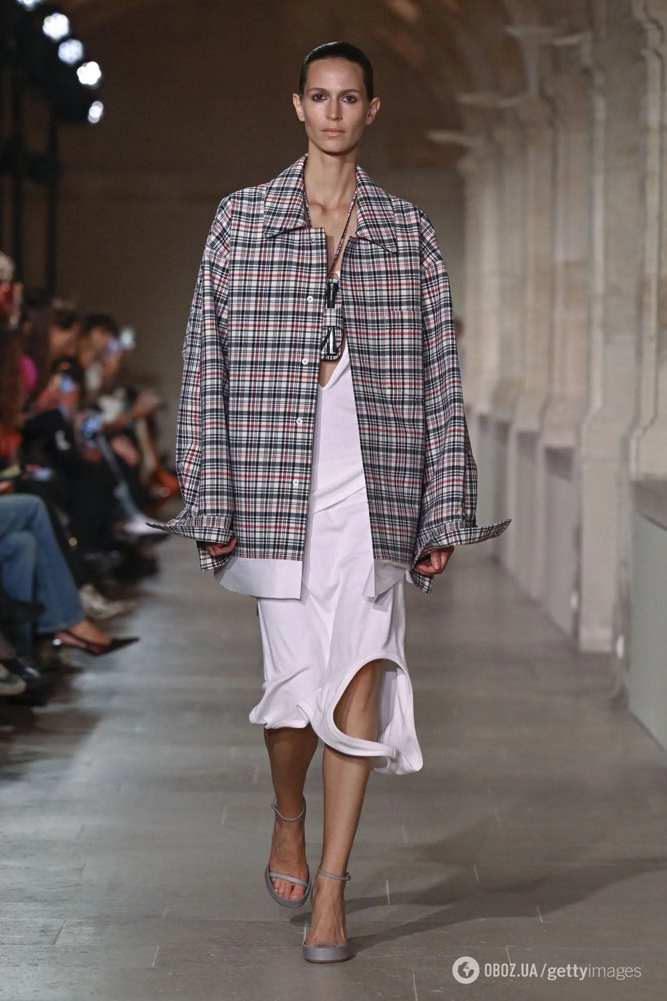 Революція в світі взуття: дизайнери зробили модними туфлі із напіввідкритим мисом