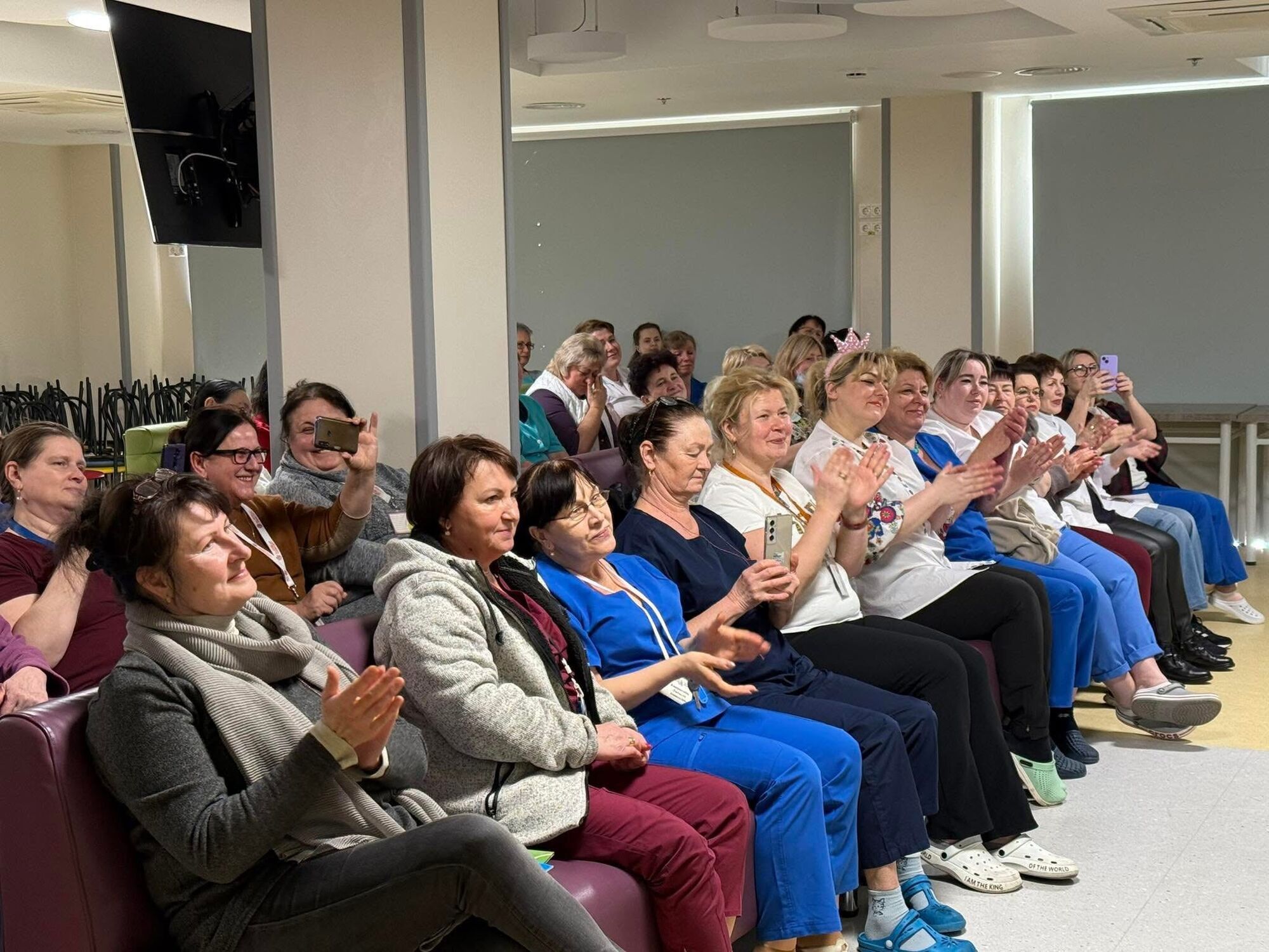 К работникам приезжают певцы и театралы