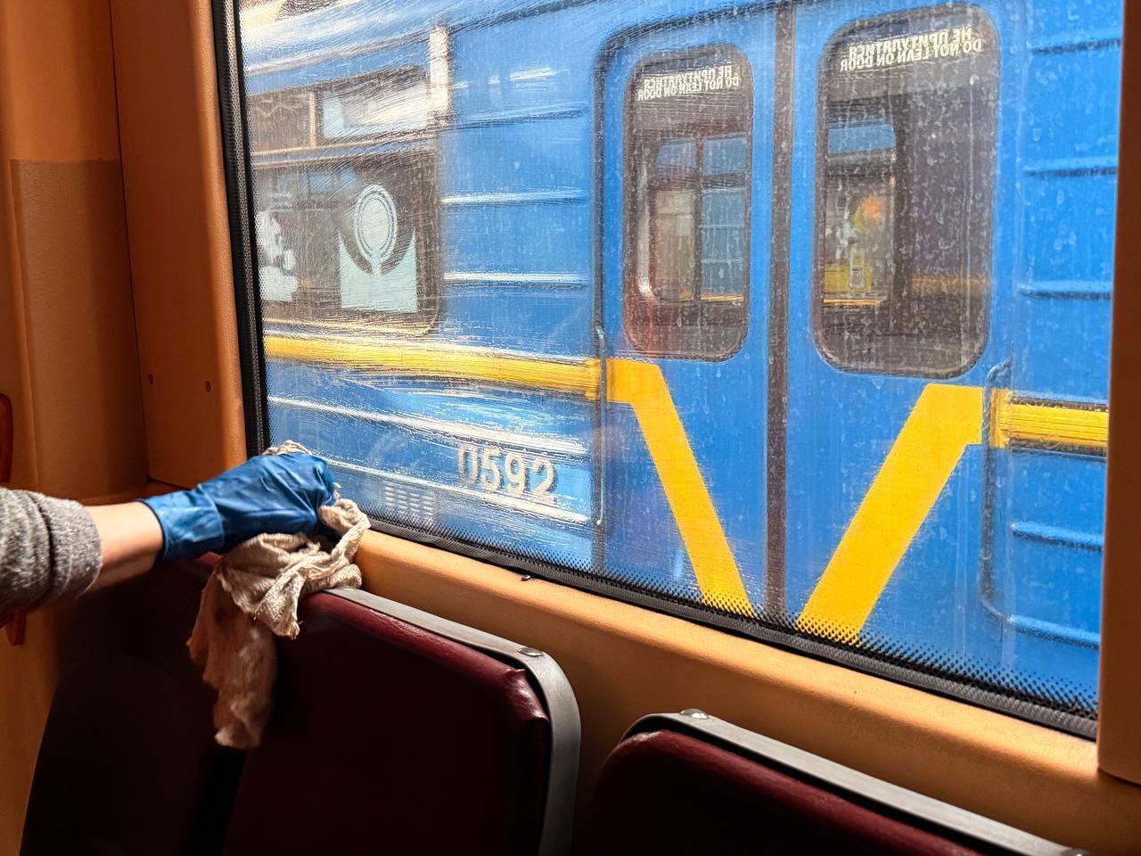 Около 300 литров воды на один поезд: в метро Киева показали, как моют и убирают вагоны. Фото и видео