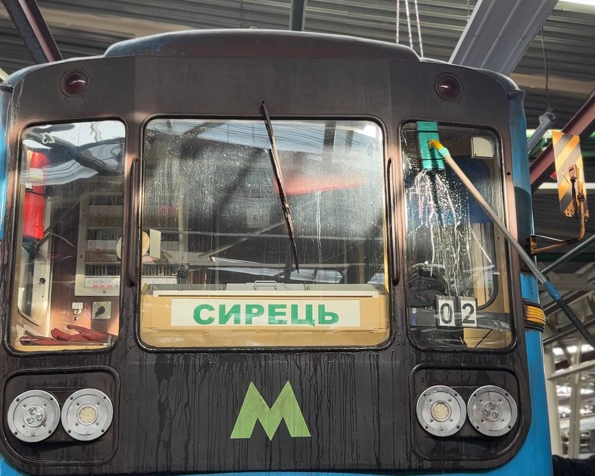 Около 300 литров воды на один поезд: в метро Киева показали, как моют и убирают вагоны. Фото и видео