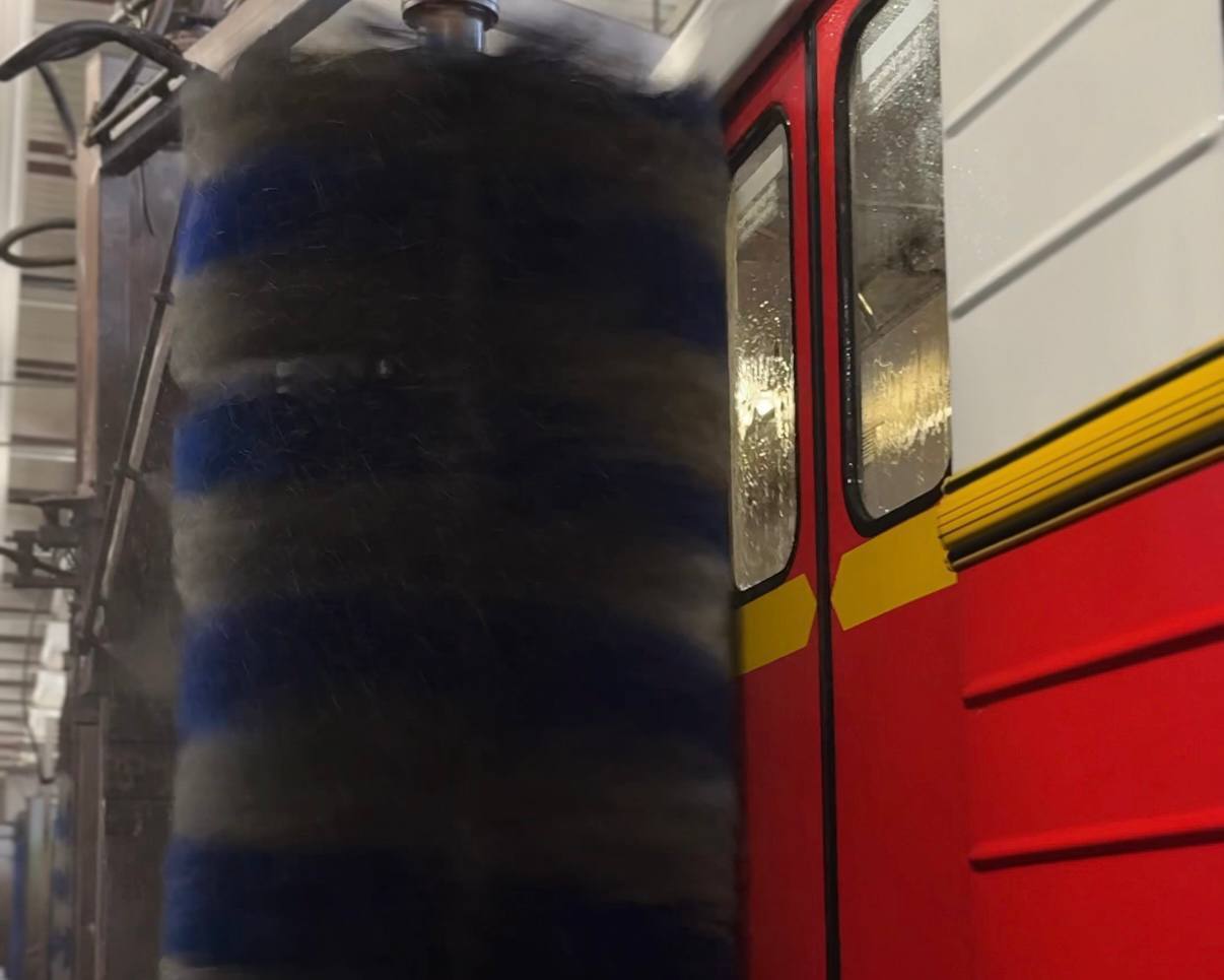 Около 300 литров воды на один поезд: в метро Киева показали, как моют и убирают вагоны. Фото и видео